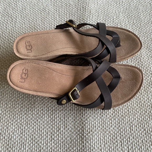 NWT UGG Adalie Cork Wedge Thong Brown Leather Sandal Cushioned Footbed Size 7M - Picture 1 of 5